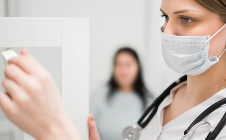 Врач в медицинской маске со стетоскопом готовит пациента к кодированию